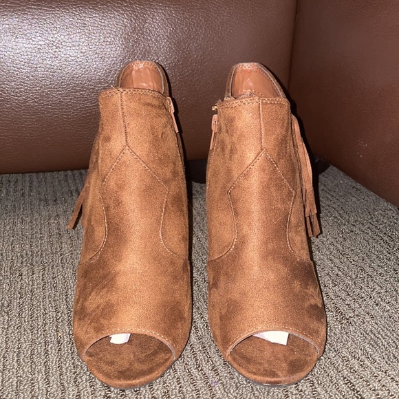 NWOB- The shoe brand is SODA. It’s Open toe booties. It’s 3.5 inch heels. Suede. - Picture 5 of 9